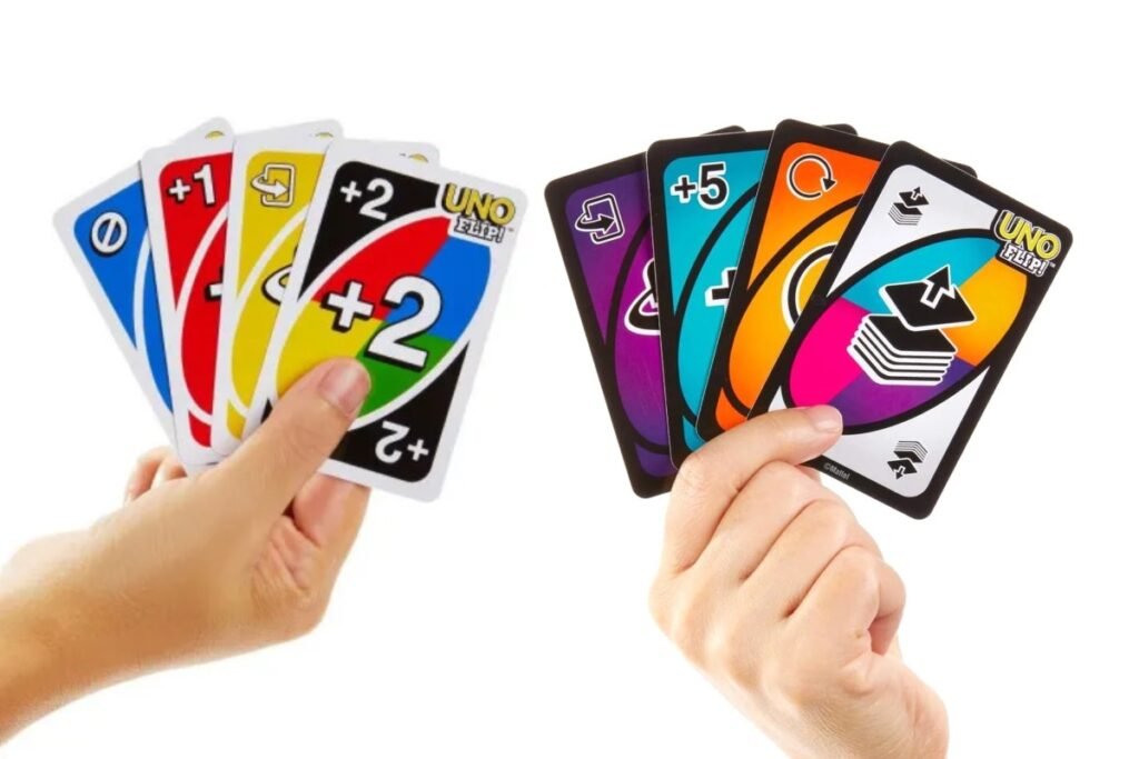 The UNO Flip Cards (All UNO Flip Card Meanings) 3 There are 112 cards in Uno Flip with 70 regular action cards, 8 wild draw cards, 4 blank cards, and 30 mystery cards., and each card has two sides, a light side, and a dark side. The light side has white borders, and the dark side has black borders. the next is the proper overview of all cards in uno flip.